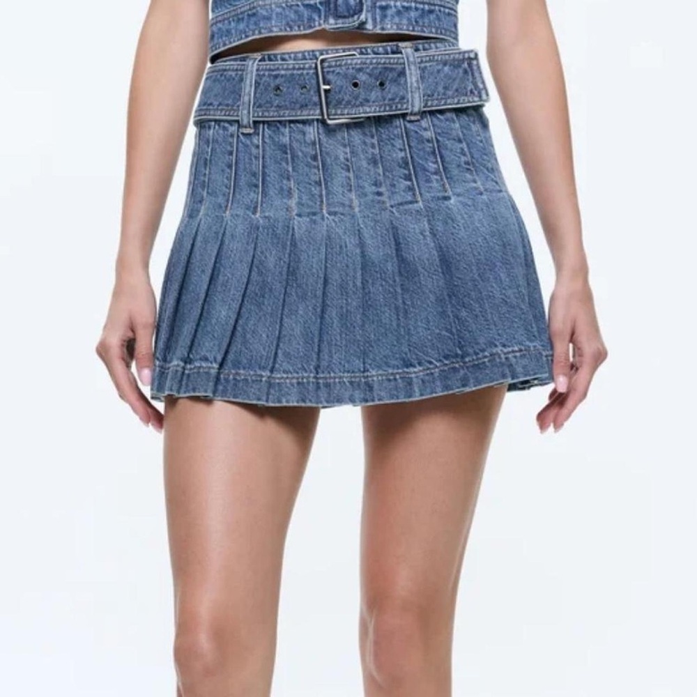 Alice + Olivia Mera Denim Pleated
Mini Skirt with Buckle- in Avery Blue